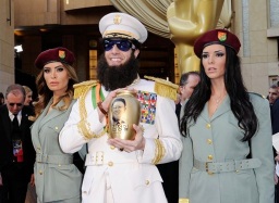 Sacha Baron Cohen como "El Dictador" llevaba una urna con las cenizas del dictador coreano y era escoltado por dos "mujeres soldados"
